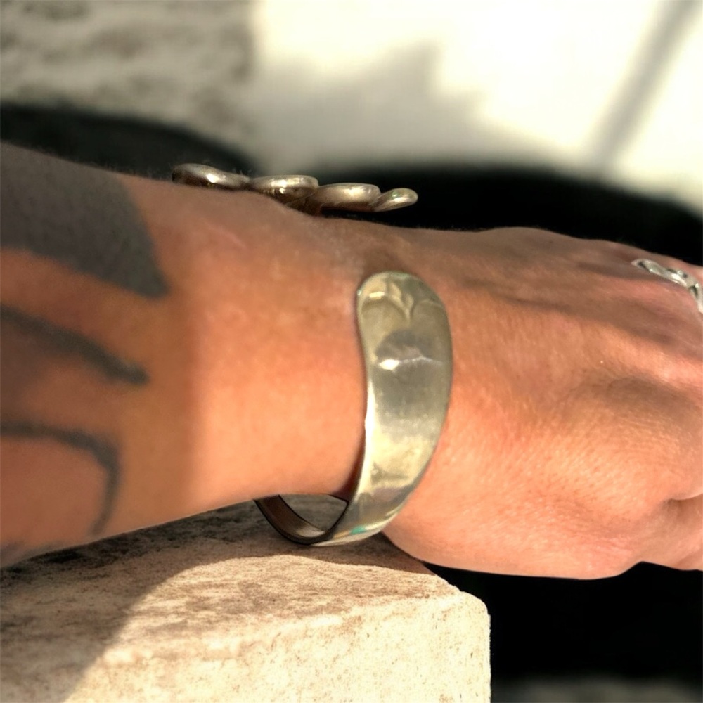 Elegant Silver Swirl Design Bangle Bracelet - Picture 6 of 11